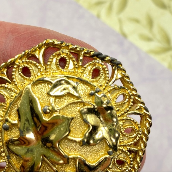 AVON Barrera Gold Tone Leaves Clip-on Earrings Jose Maria Barrera For AVON 1989 - Picture 6 of 10